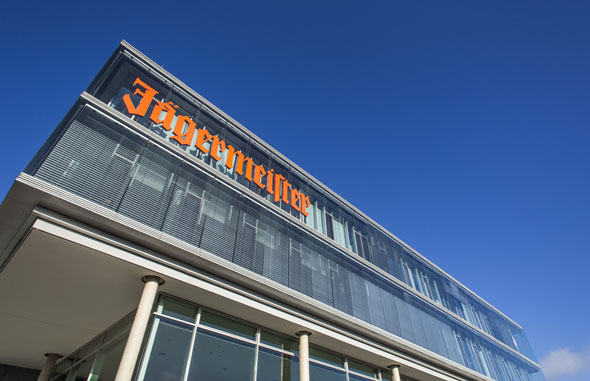 In Wolfenbüttel wurde er erfunden: der weltbekannte Jägermeister. Foto: djd/