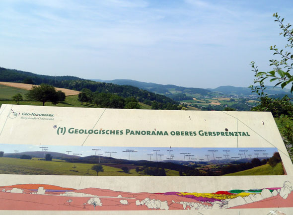Infotafel zum geologischen Panorama des Oberen Gersprenztales bei Reichelsheim. (Foto: djd)