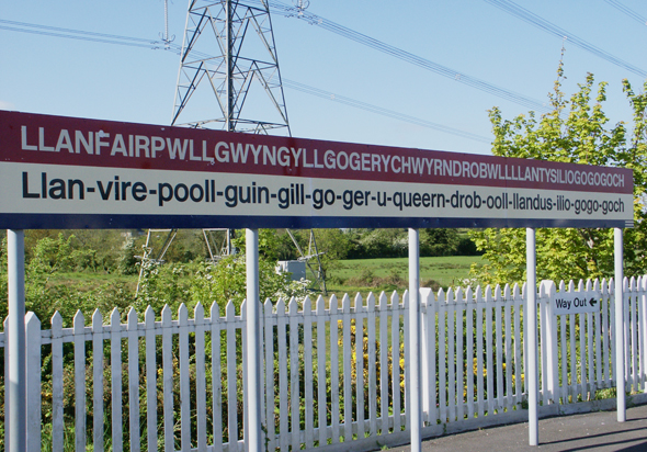 Nicht nur unaussprechlich, sondern auch schwer zu fotografieren: das Bahnhofsschild in Llanfairpwllgwyngyllgogerychwyrndrobwllllantysiliogogogoch. (Foto Karsten-Thilo Raab)