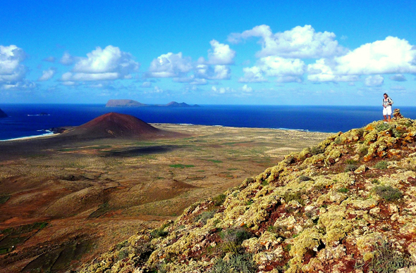Wandern auf La Graciosa – der Krater von Las Agujas Grandes bildet mit 266 Metern die höchste Erhebung der Insel. (Foto: Turismo Lanzarote)