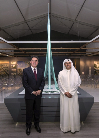 Santiago Calatrava Valls und Mohamed Alabbar, Vorsitzender von Emaar Properties stellten den Entwurf vor.
