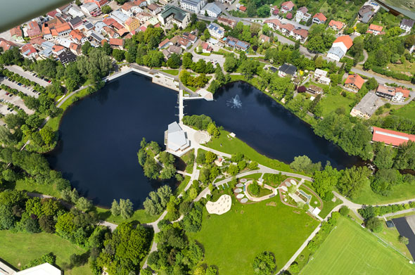 Die Luftbild von Grafenau zeigt, dass im Kurpark ein Bär mit seinen großen Tatzen über die Landschaft gelaufen ist. Deshalb hat das neue Erlebnisgelände den Namen "BÄREAL" erhalten. (Foto: djd)