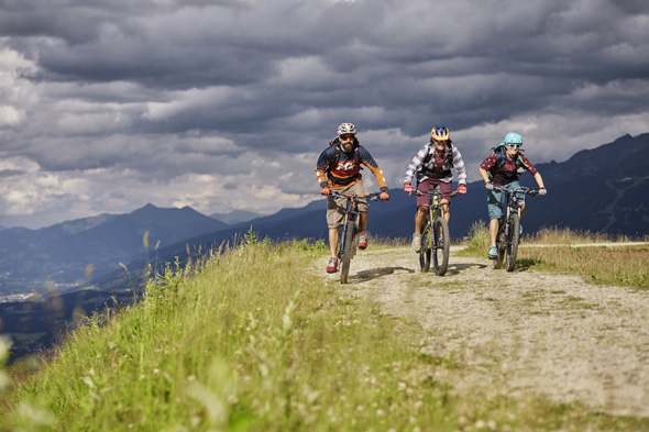 Der neue Muttereralm-Trail führt über 4,8 Kilometer und 653 Höhenmeter ins Tal und ist ideal für Mountainbike-Einsteiger und Familien. (Foto: Christian Vorhofer)