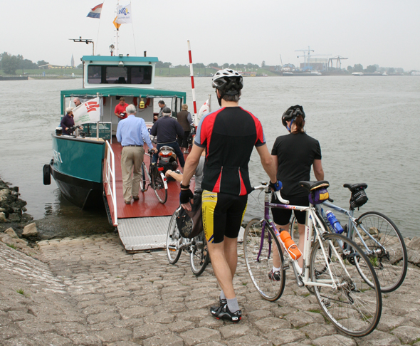 Immer wieder müssen Radfahrer in den Niederlanden - wie hier bei Millingen - auch Wasserwege überqueren. (Foto Karsten-Thilo Raab)