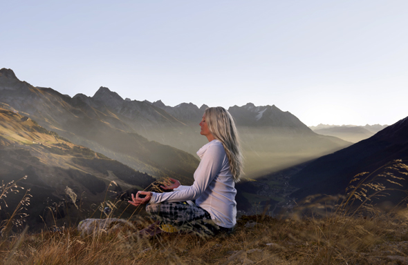 St. Anton am Arlberg ist Schauplatz des 1. Mountain Yoga Festivals und verwandelt sich mit der umliegenden Bergwelt zum besonderen Yogaraum. (Foto Patrick Säly)