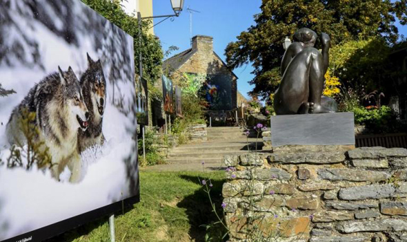 Fotokunst und Skulpturen finden in La Gacilly einen Platz nebeneinander. 