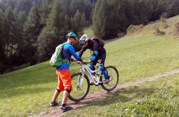 Auf geführten Bike-Touren bekommen die Teilnehmer auch Tipps zur Fahrtechnik. (Foto Irene Walser)