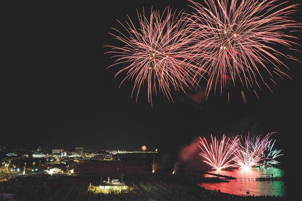 Misano feiert das "Neujahr im Sommer" mit einem zünftigen Feuerwerk. (Foto Tourtipp.Net)