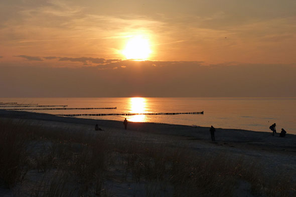 Malerisch geht die Herbstsonne über der Ostsee unter. Fische sollen in ihrem sanften Licht besonders gut beißen. (Foto: djd)