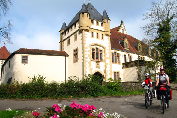 Entlang des Kocher-Jagst-Radwegs laden Burgen und Schlösser zu einer Besichtigung ein - etwa die Götzenburg in Jagsthausen. (Foto: Klaus Herzmann)