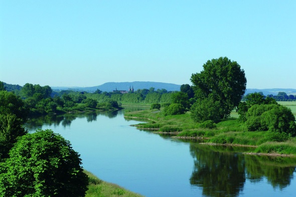 Natur pur: Der Weserbogen bei Höxter-Corvey zählt zu den beliebtesten Zielen von Radurlaubern in der Ferienregion Teutoburger Wald.