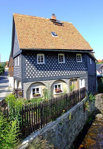 Eines der ältesten Umgebindehäuser in Kottmar-Obercunnersdorf ist das sogenannte Schunkelhaus. (Foto: djd)
