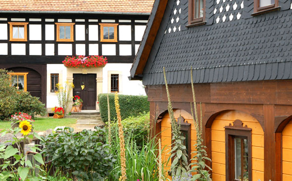 Allein in Großschönau finden sich 660 der für die Landschaft im Dreiländereck Deutschland, Polen und Tschechien so typischen Umgebindehäuser. (Foto: djd)
