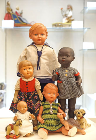 Puppen aus aller Welt und von der Antike bis zur Gegenwart zeigt das hessische Puppenmuseum in Hanau. (Foto: djd)