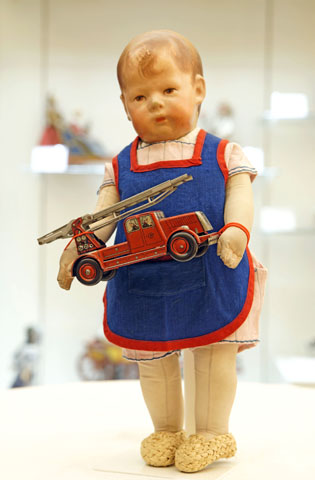 Womit spielten Kinder früher? Das hessische Puppenmuseum in Hanau zeigt ausgewählte Museumsschätze. (Foto: djd)