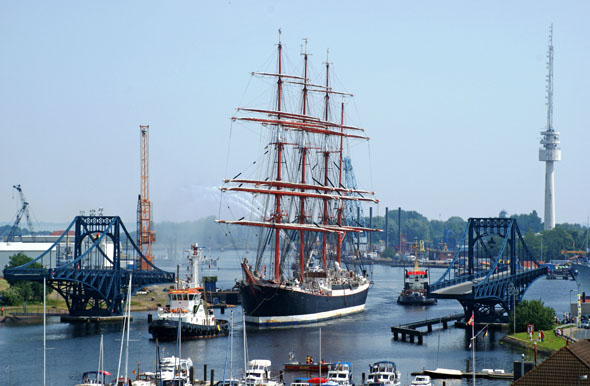 Das größte Segelschulschiff der Welt, die Sedov, macht dieses Jahr wieder in Wilhelmshaven fest. (Fotos: djd)