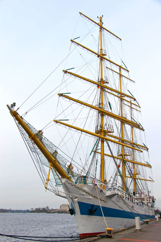Das russische Segelschulschiff "Mir" hat in Wilhelmshaven am Bontekai festgemacht.