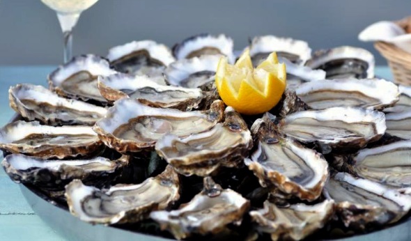 Austern gehören zu den Spezialitäten der Insel - sie zu probieren, ist fast schon ein Muss. (Foto Atout France)