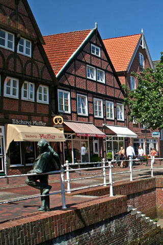 Sehenswert ist die historische Altstadt von Buxtehude mit ihren Fachwerkhäusern und dem Fleth. (Foto: djd)