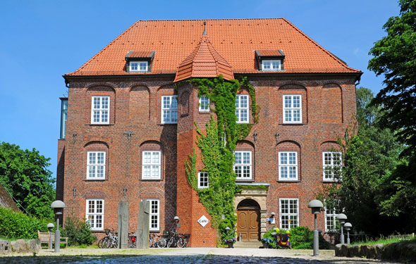 Schloss Agathenburg bei Stade: Das Renaissanceschloss präsentiert hochkarätige Ausstellungen zeitgenössischer Kunst und Konzerte vor märchenhafter Kulisse. (Foto: djd)