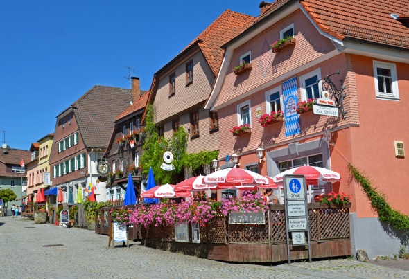 In der Altstadt von Bad Brückenau lässt es sich schön flanieren. (Foto: djd)
