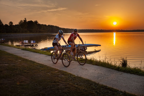 Stimmungsvoll lässt sich nicht nur bei Sonnenuntergang am See Velk radeln. (Foto Jaroslav Hor)