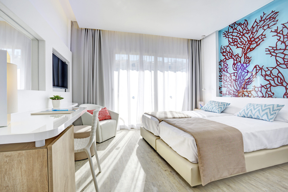 Wohnen mit maritimer Note – das 2016 eröffnete „The Sea Hotel by Grupotel“ auf Mallorca zeichnet sich durch sein neues Designkonzept und elegantes Ambiente aus. (Grupotel Hotels & Resorts)