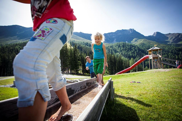 Auf dem Sommerberg in Fendels gibt es jetzt neue, interaktive Wege für Kinder und Erwachsene. (Foto Daniel Zangerl)