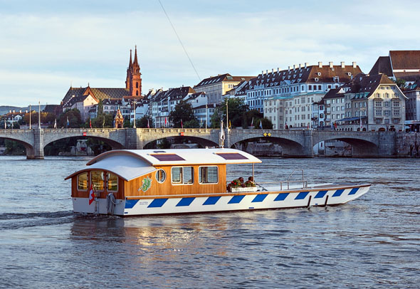 Mit der Fähre kann man sich in der Schweizer Metropole über den Rhein befördern lassen. (Foto A. Zimmermann)