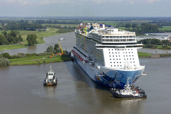 Von Papenburg an der Ems treten die größten Kreuzfahrschiffe der Welt ihre Reise an. (Foto: Michael Wessels)