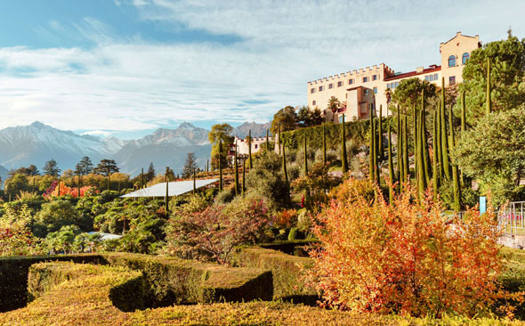 Im Herbst sind die Gärten von Schloss Trautmansdorff bei Meran in Südtirol ganz besonders eine Reise wert. (Foto: djd)