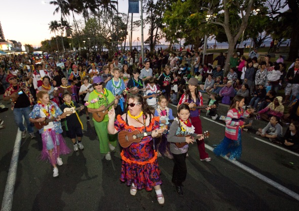Die große Parade durch Cairns wird von bis zu 20.000 Zuschauern gesäumt. (Foto TEQ) 