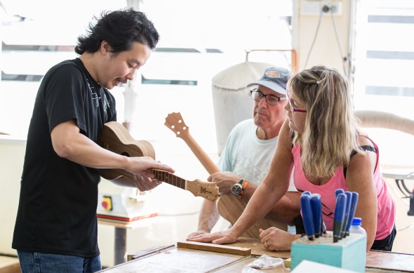 In speziellen Workshops wird vermittelt, wie man die Instrumente selber bauen kann. (Foto Mimi Tannaka) 