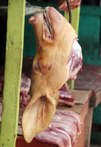 Zum Verkauf angebotener Schweinskopf auf dem Markt in Higüey. (Foto Karsten-Thilo Raab)