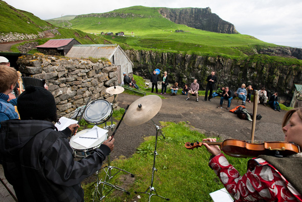 Die Färöer Inseln feiern in diesem Sommer den 25. Geburtstag des 1991 gegründeten Musikfestivals „Summartónar”. (Foto: Alessio Mesiano)