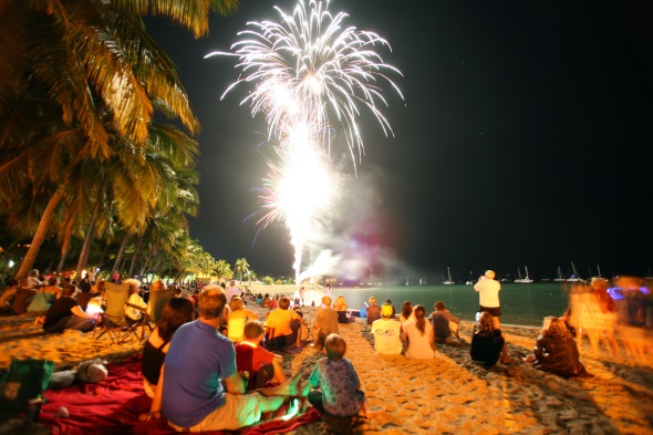 Auch ein stimmungsvolles Feuerwerk am Strand darf nicht fehlen. (Foto Whitsunday Reef Festival)