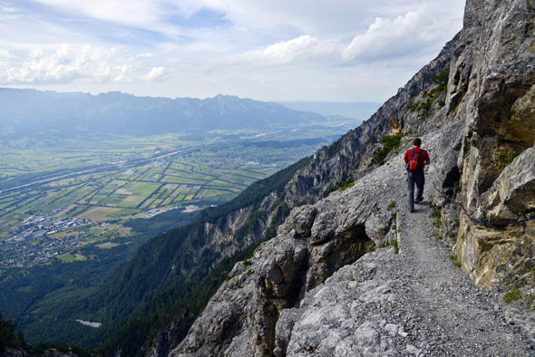 Eine besondere Herausforderung, die aber mit tollen Blicken entschädigt, ist der Aufstieg entlang des Fürstensteigs. (Foto Liechtenstein Marketing)