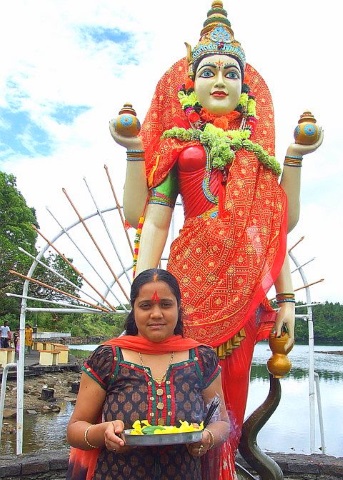 Hindu-Anhängerin vor der Göttin Shiva. (Foto Katharina Büttel)