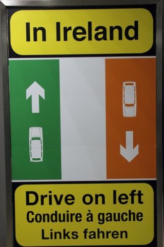 Wie hier in Irland helfen gut sichtbare Schilder, sich auf den Linksverkehr einzustellen. (Foto Karsten-Thilo Raab)