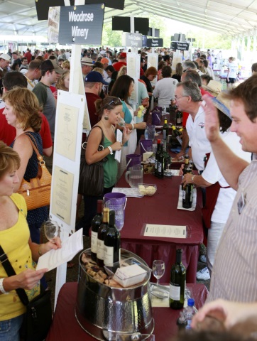 Das People’s Choice Wine Tasting lockt die Massen an. (Foto Grapevine Visitor and Convention Bureau)