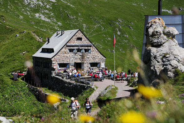 Die Pfälzerhütte lädt müde Wandererbeine zu einer Pause ein. (Foto Liechtenstein Marketing)