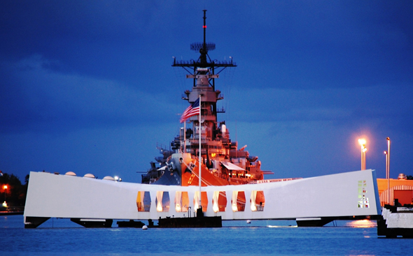 Mit einem mehrtägigen Programm wird - wie hier am USS Missouri und USS Arizona Memorial dem Angriff auf Pearl Harbour gedacht. (Foto 75th Anniversary of Pearl Harbor)
