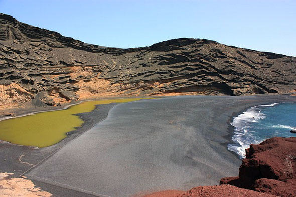 Faszination Lanzarote: Grüner nSee, schwarzer Sand und Vulkangestein. 