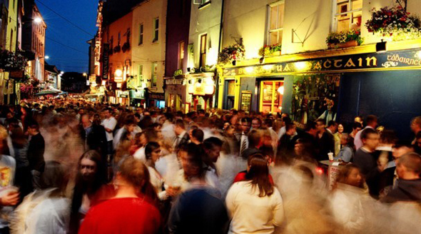 Dank der vielen Studenten gilt Galway als eine der feierfreudigsten Städte der Grünen Insel. 