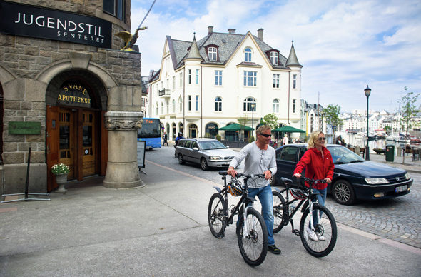 Radfahrer vor dem Jugendstilcenter im Herzen von Ålesund. (Foto Sverre Hjørnevik)