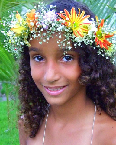 Einfach entzückend: ein Amazonas-Mädchen mit Blumenschmuck. (Foto Katharina Büttel)