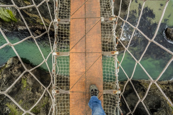 Carrick-a-Rede Rope Bridge in der nordirischen Grafschaft Antrim: Bloß nicht runter schauen! (Fotos Tourism Northern Ireland)