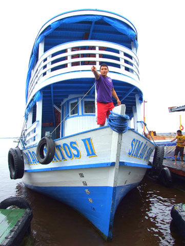 Kapitän Marcos auf der "Simao Santos". (Foto Katharina Büttel)