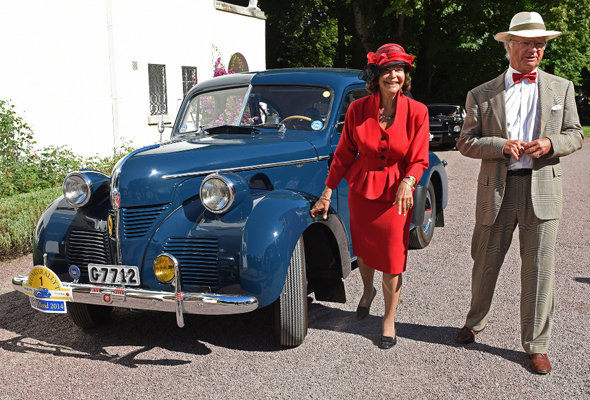 Am 27. August führen König Carl XVI. Gustaf und Königin Silvia von Schweden die Königsrallye auf Öland mit einem dunkelblauen Volvo PV 60 von 1946 an. (Foto Hans Ranestål)