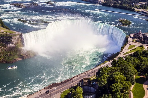 Überaus spektakulär: die Niagarafälle an der Grenze zwischen Kanada und den USA. 